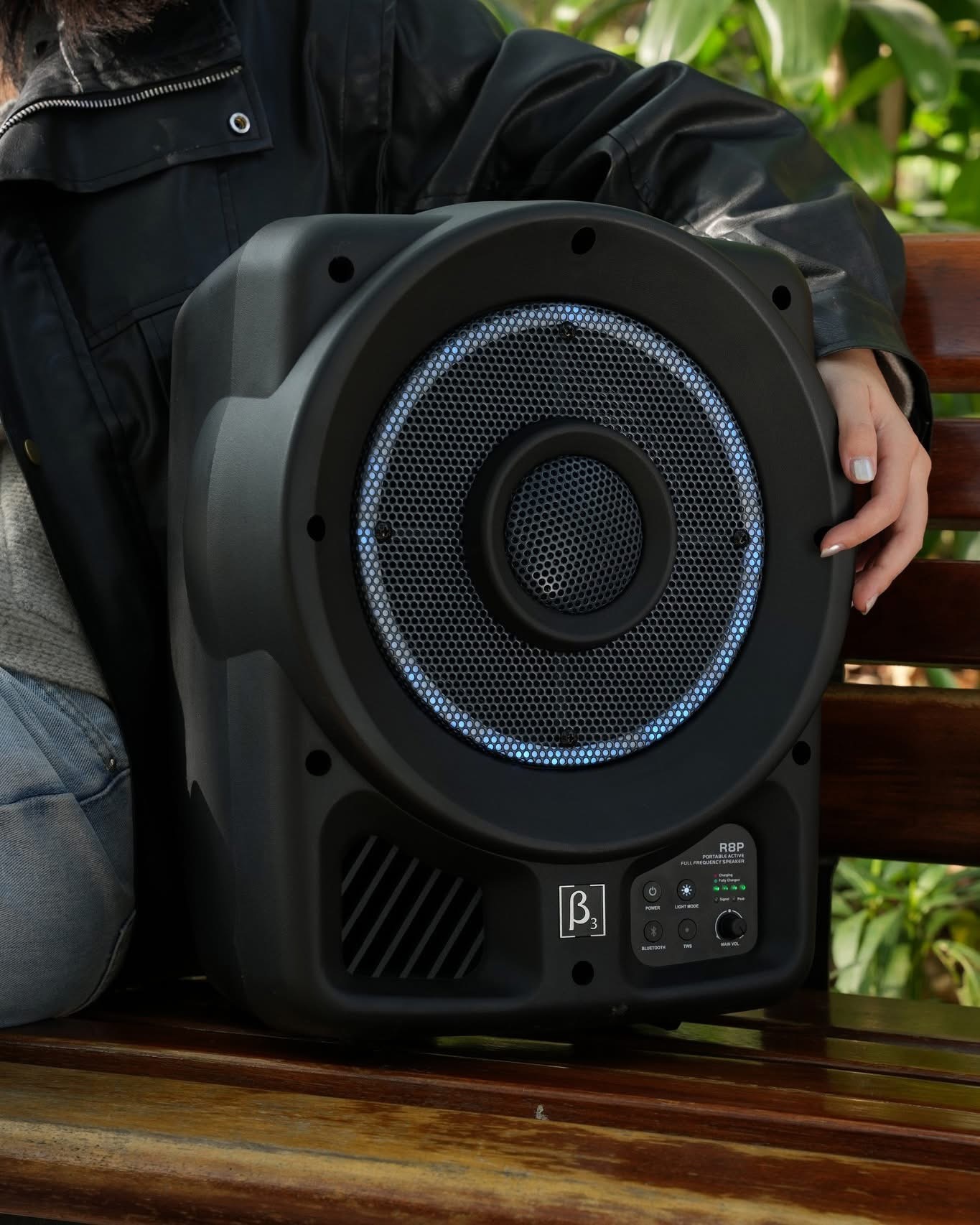 Hình ảnh cận cảnh loa R10P cho thấy thiết kế chắc chắn, hiện đại, kích thước nhỏ gọn giúp người dùng dễ dàng mang theo trong các chuyến đi, sự kiện hoặc hoạt động ngoài trời.