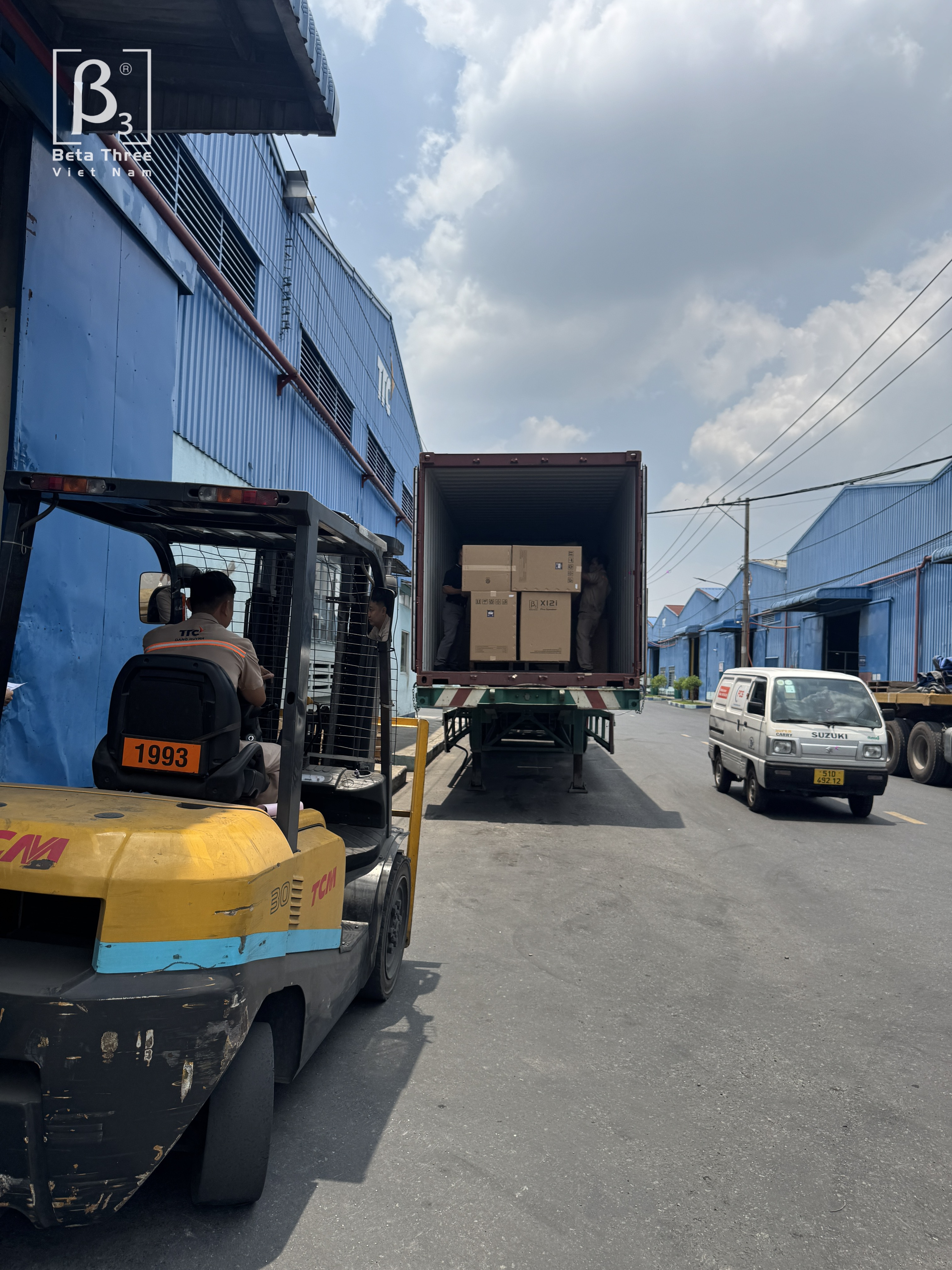 Xe nâng vận chuyển loa B3 chính hãng vào kho