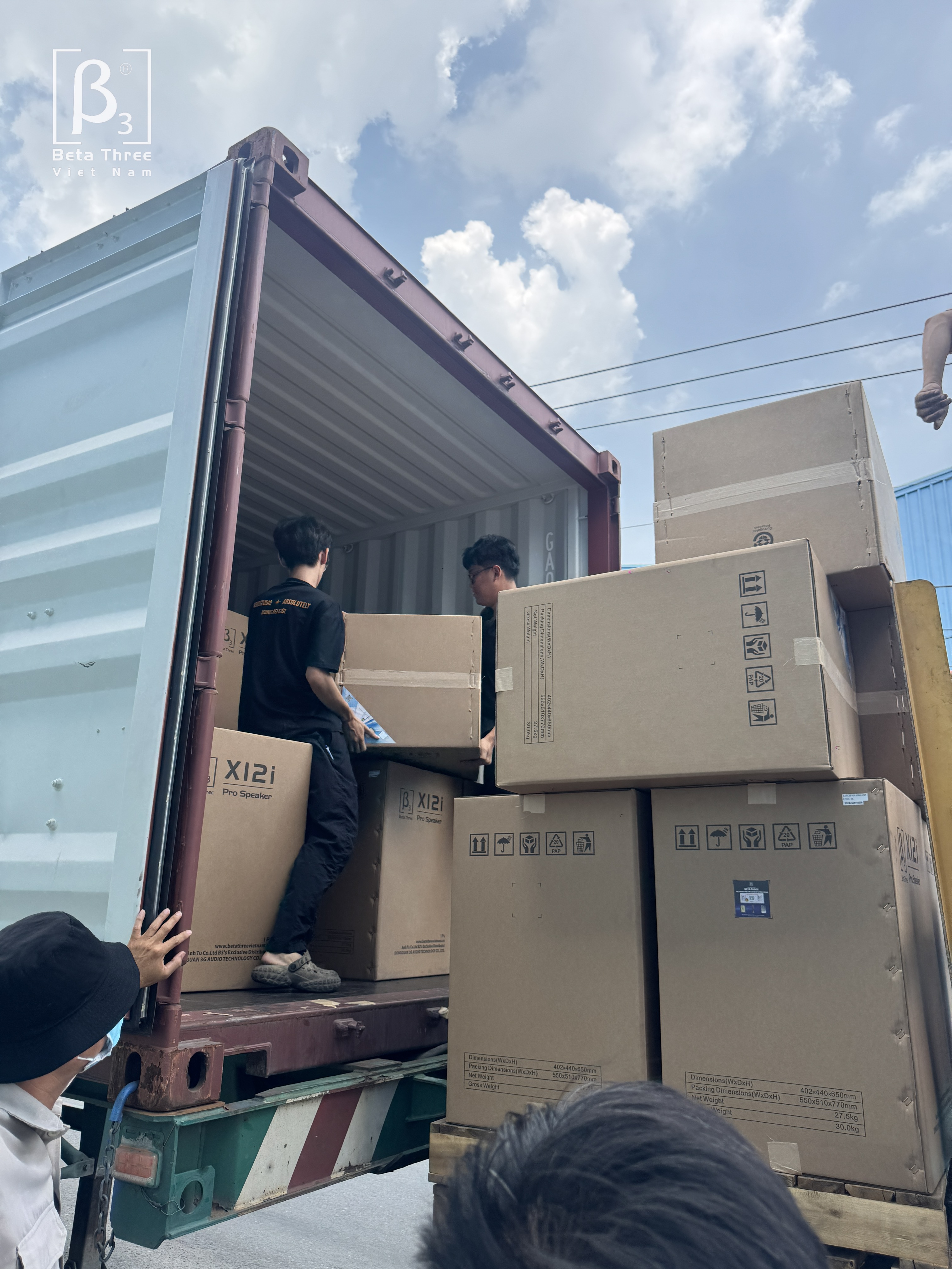 Xe nâng vận chuyển loa B3 chính hãng vào kho